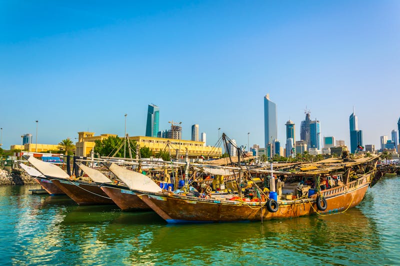 Traditionelle Holzboote Dhaus im Hafen von Kuwait-Stadt - ©dudlajzov - stock.adobe.com