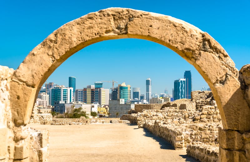 Alte Festung Qalʿat al-Bahrain mit Blick auf die moderne Stadt - ©Leonid Andronov - stock.adobe.com
