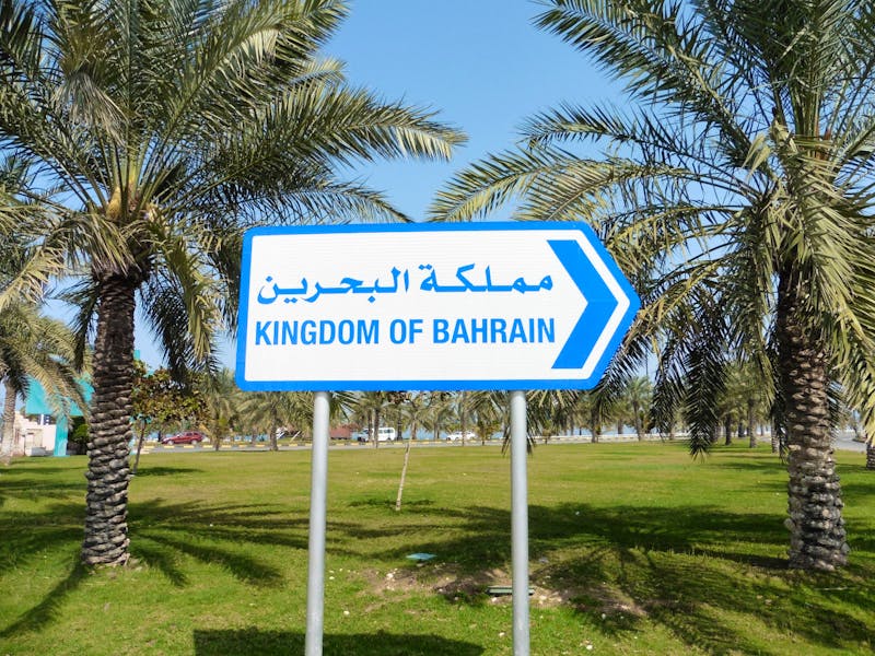 Wegweiser ins Königreich Bahrain - ©Kathrin Mickan - Eberhardt TRAVEL