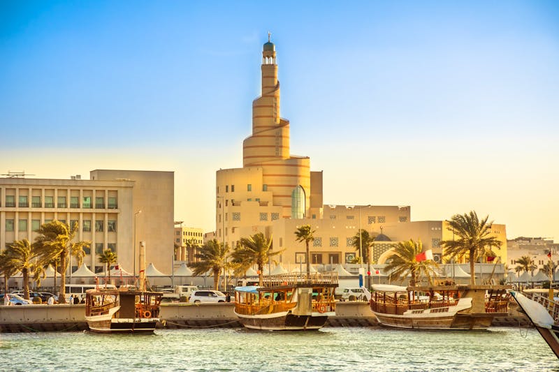 Dhau-Schiffe und Spiral Moschee an der Hafenpromenade von Doha - ©bennymarty - stock.adobe.com