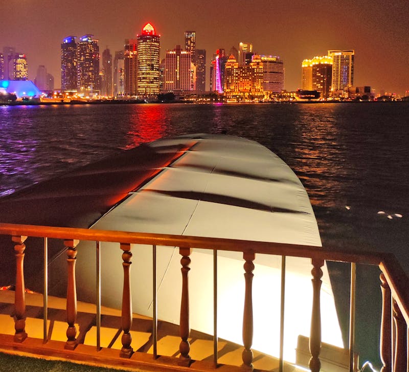 Abendliche Dhau-Schifffahrt vor der Skyline von Doha - ©Sten Bernhardt - Eberhardt TRAVEL