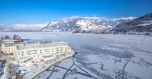 Grand Hotel in Zell am See - Außenansicht und Zeller See im Winter – © Grand Hotel Zell am See