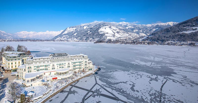 Grand Hotel in Zell am See - Außenansicht und Zeller See im Winter – ©Grand Hotel Zell am See