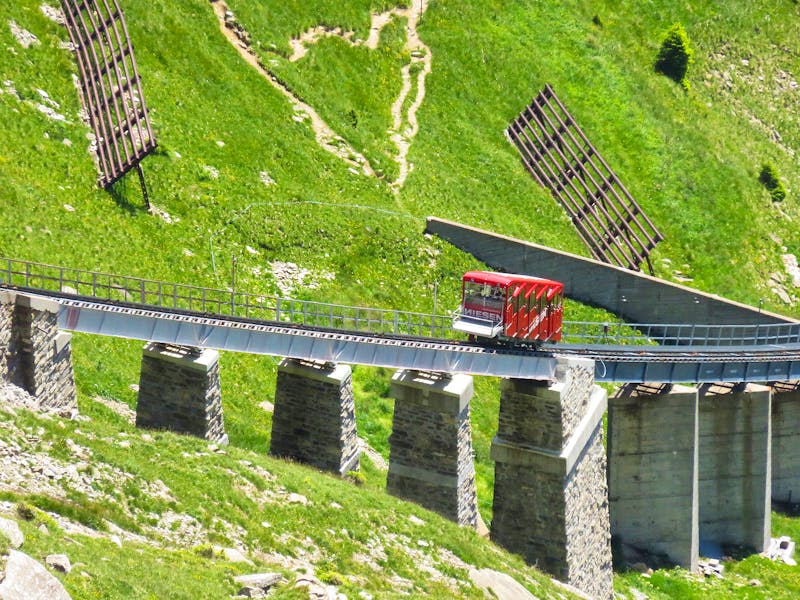 Auffahrt mit der Standseilbahn auf den Niesen - ©Annette Weise - Eberhardt TRAVEL