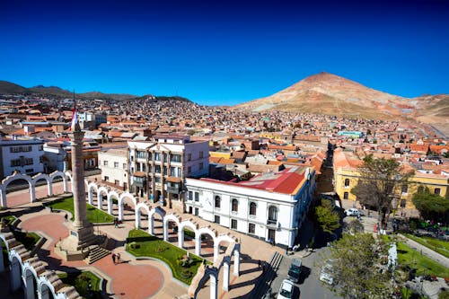 Ausblick auf die Stadt Potosi mit dem Cerro Rico im Hintergrund &ndash; &copy; Haico - stock.adobe.com