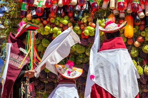 Einheimische mit traditioneller Kleidung in Tarabuco, Bolivien &ndash; &copy; Erika - stock.adobe.com