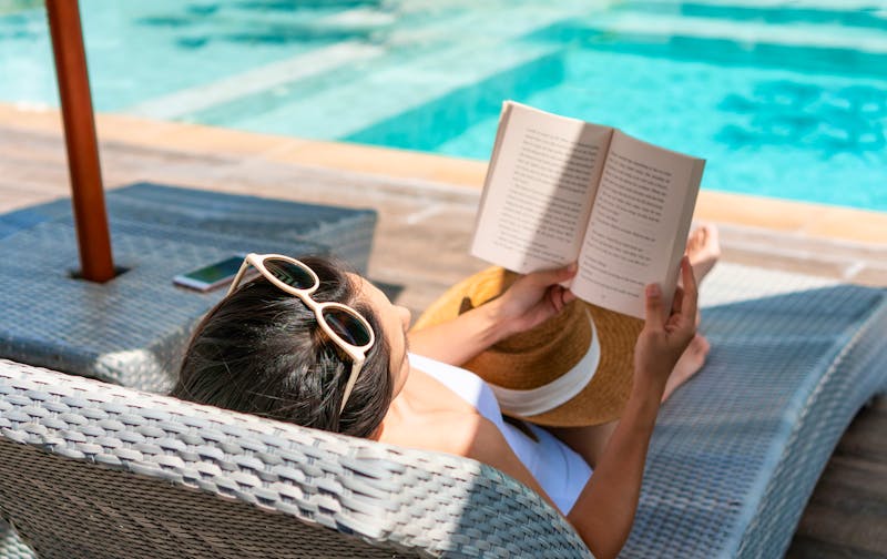 Buch lesen im Urlaub - ©Pattarisara - stock.adobe.com