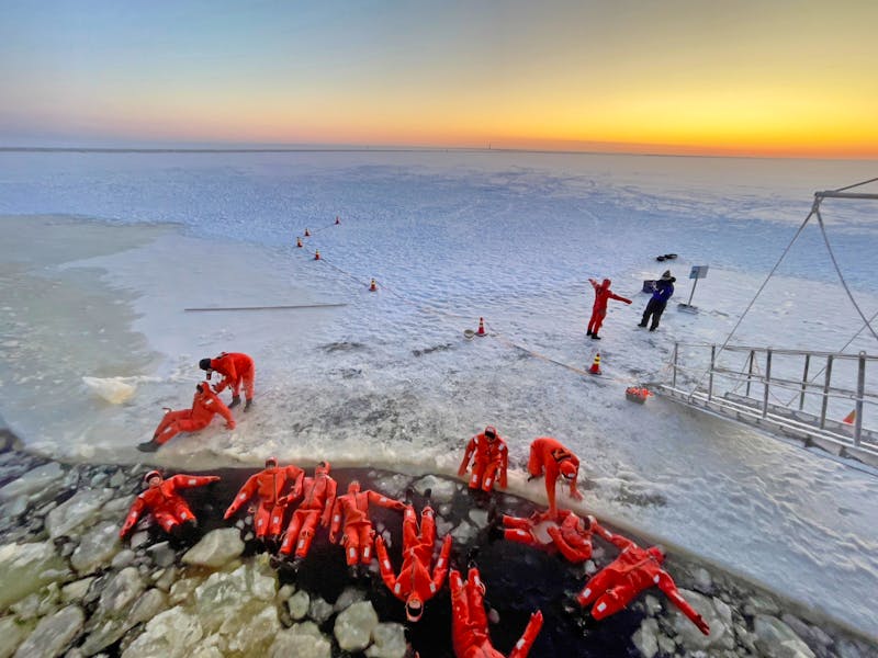 Eisbaden in der Ostsee bei Kemi - Eisbrecher-Kreuzfahrt - ©Soldo76 - stock.adobe.com
