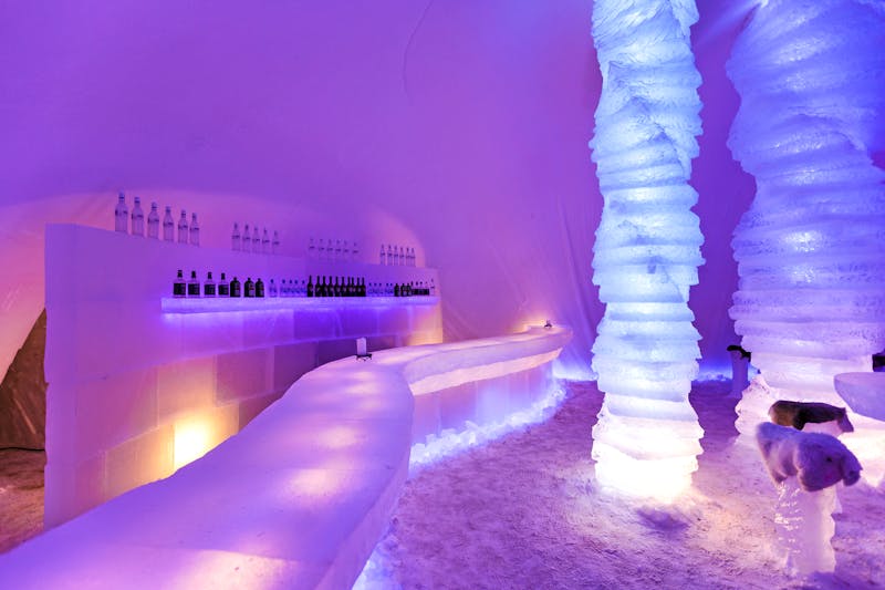Arctic Snow Hotel bei Rovaniemi - Eisbar - ©Marko Junttila - Visit Finland