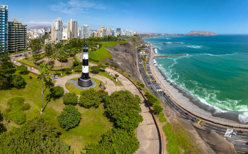 Lima - Küstenlinie des Stadtteils Miraflores am Pazifik - ©christian vinces - stock.adobe.com