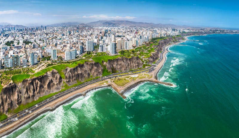 Lima - Küstenlinie des Stadtteils Miraflores am Pazifik - ©christian vinces - stock.adobe.com