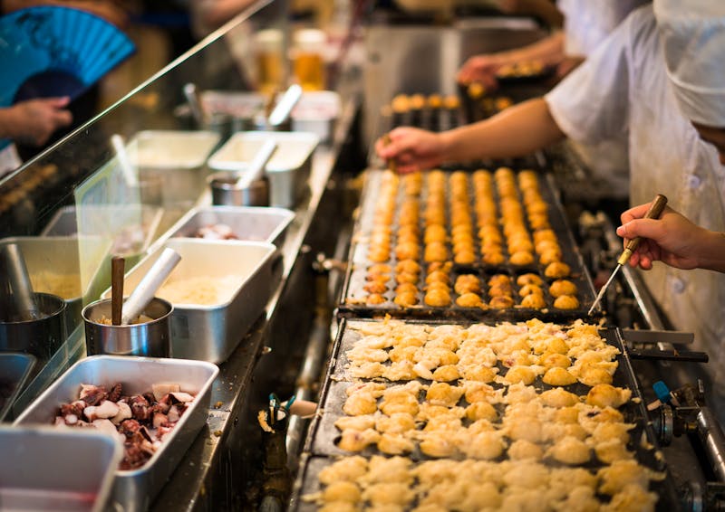 Japanese snack food “Takoyaki” shop at local market in japan - ©Sean K - stock.adobe.com
