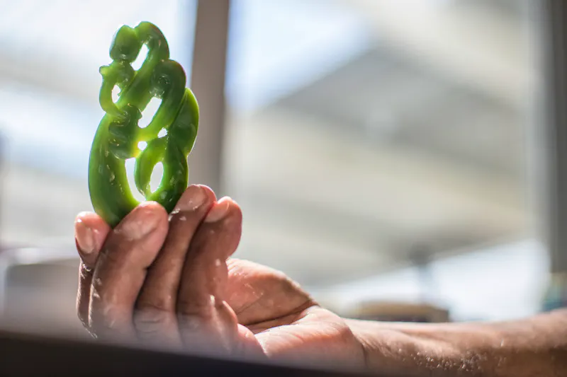 Jade-Schmuck in Hokitika an der Westküste - Neuseeland - &copy;Miles Holden - Tourism New Zealand