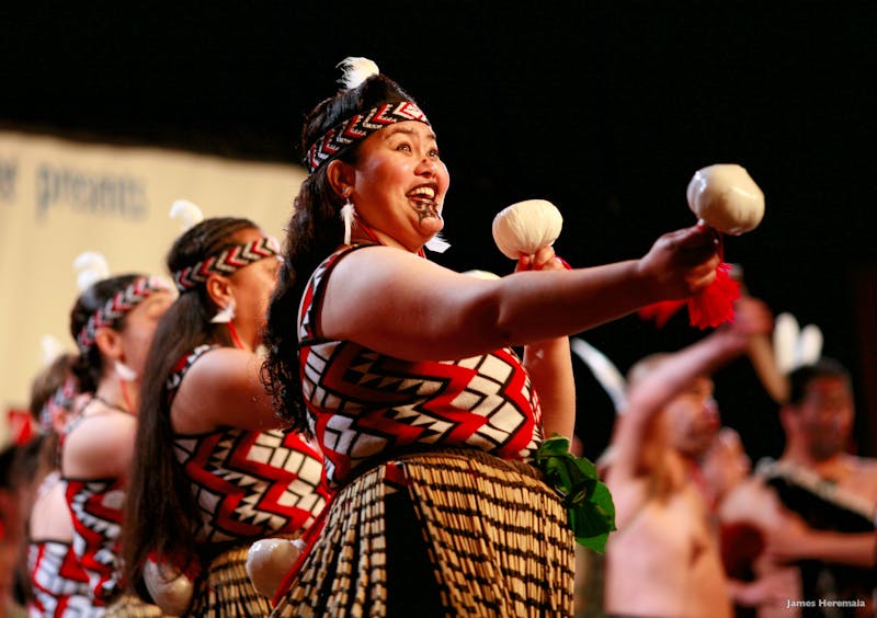 Eine Maori tanzt den traditionellen Poi Dance in Taranaki - ©James Heremaia - Tourism New Zealand