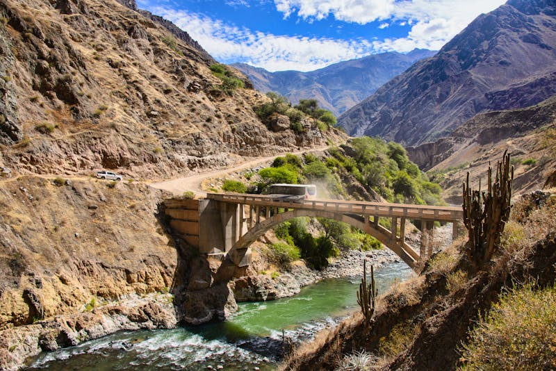 Überquerung des Colca-Flusses im Colca-Tal - ©raquelm. - stock.adobe.com