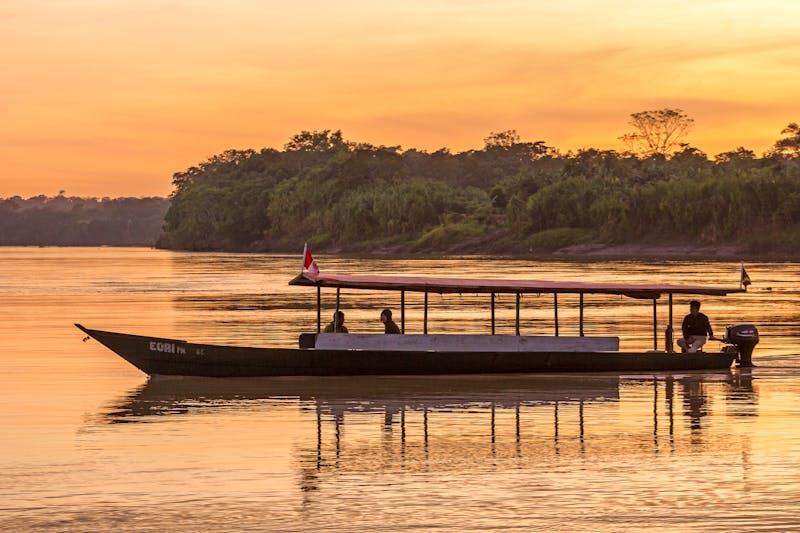 Abendliche Bootsfahrt im Amazonas-Regenwald in Peru - ©Javier - stock.adobe.com