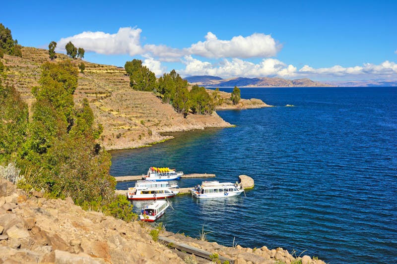 Boote an der Insel Taquile im Titicaca-See - ©cameraman - stock.adobe.com