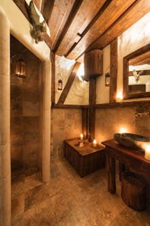 Mittelalterliches Hotel Badezimmer – © 