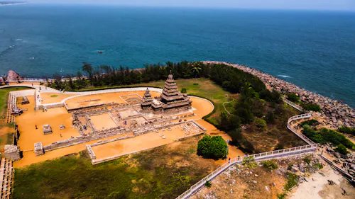 Shore-Tempel (Küstentempel) in Mamallapuram (Mahabalipuram) - mit Blick auf den Golf von Beganlen &ndash; &copy; Abhishek Vyas - stock.adobe.com