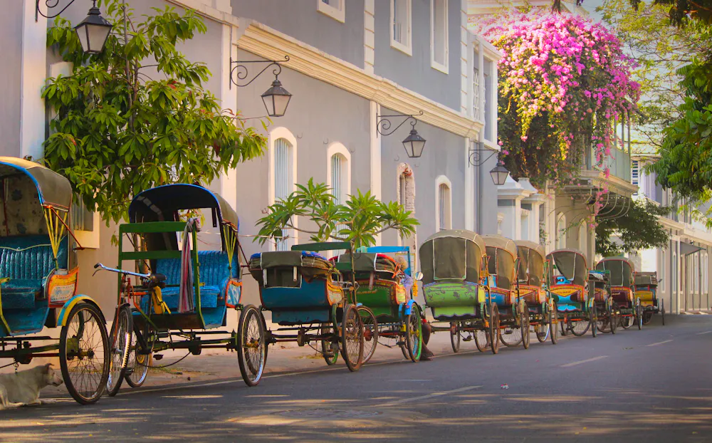 Puducherry in Tamil Nadu - Rikschas in der Altstadt  &ndash; &copy; Prasanth - stock.adobe.com