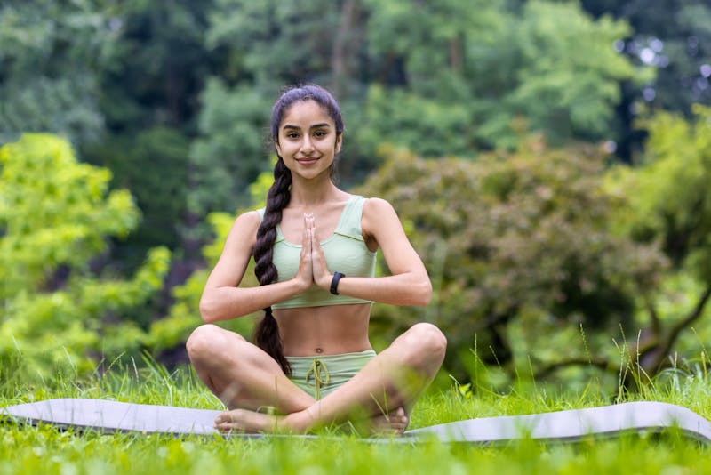 Yoga in Indien - junge Inderin im Lotossitz - ©Tetiana - stock.adobe.com