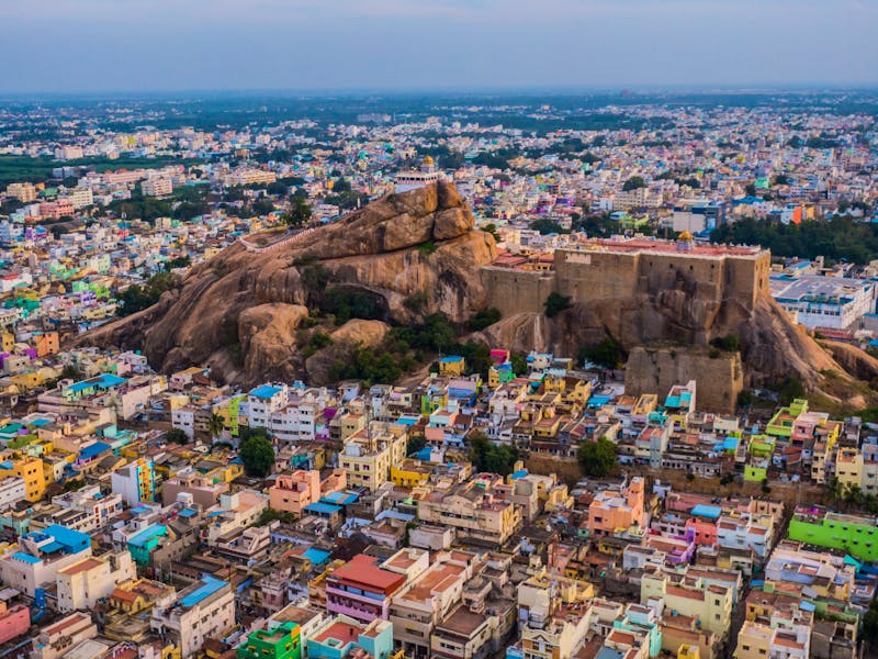 Trichi (Tiruchirappalli) - Blick auf die Felsenfestung mit Tempel mitten in der City - ©Roman - stock.adobe.com