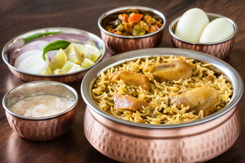 Indische Küche in der Region Chettinad bei Karaikkudi - Chicken Biryani mit traditionellen Zutaten - ©solomonjee - stock.adobe.com