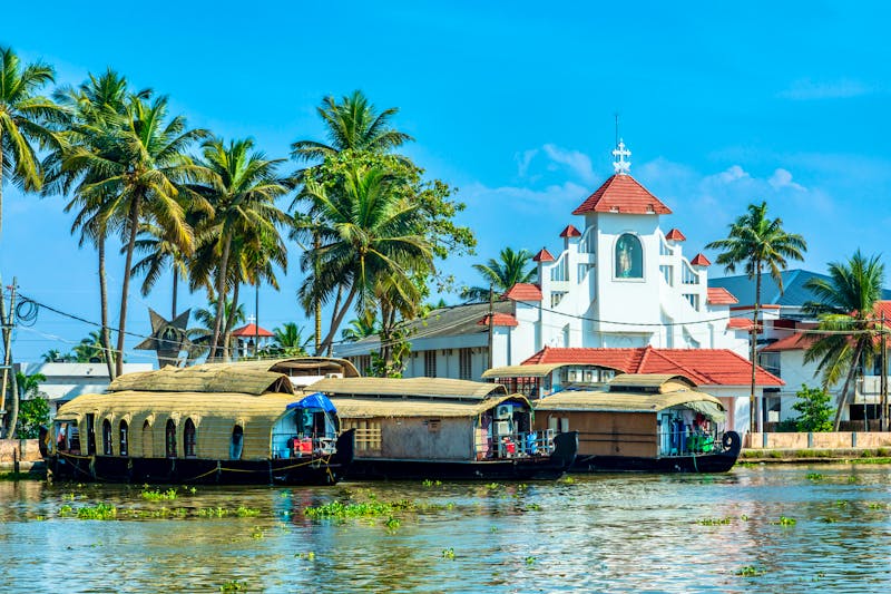 Backwaters bei Alleppey (Alappuzha) in Kerala - Kolonialkirche St. Thomas am Pamba-Flus und Hausboote - ©vadim.nefedov - stock.adobe.com