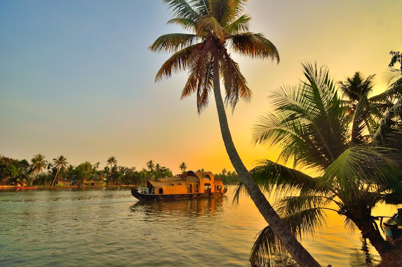 Backwaters bei Alleppey (Alappuzha) in Kerala - Hausboot bei Sonnenuntergang - ©saurav005 - stock.adobe.com
