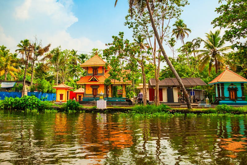 Backwaters bei Alleppey (Alappuzha) in Kerala - farbenfrohe Wohnhäuser am Ufer - ©saiko3p - stock.adobe.com