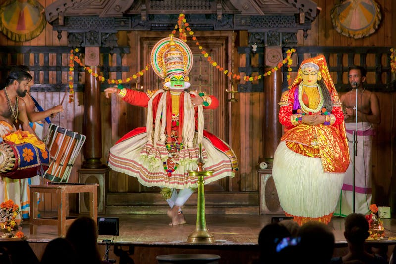 Kathakali-Tänzer bei einer Folkloreshow in Cochin (Kochi) in Südindien - ©Sanjeev - stock.adobe.com