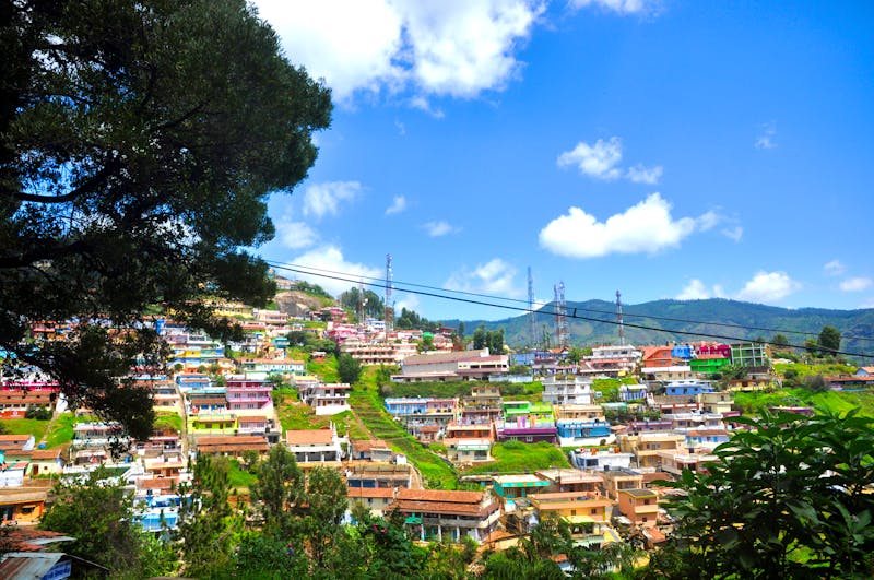 Udhagamandalam (Ooty) - Blick auf die farbenfrohen Häuser des Bergortes - ©jayk67 - stock.adobe.com