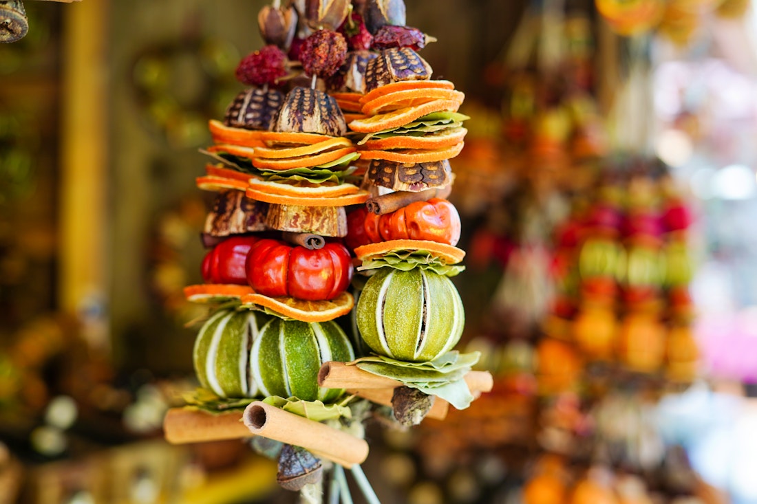 Devaraja-Markt in Mysuru (Mysore) - Dekoration aus getrocknetem Gemüse und Gewürzen – © Nastya - stock.adobe.com