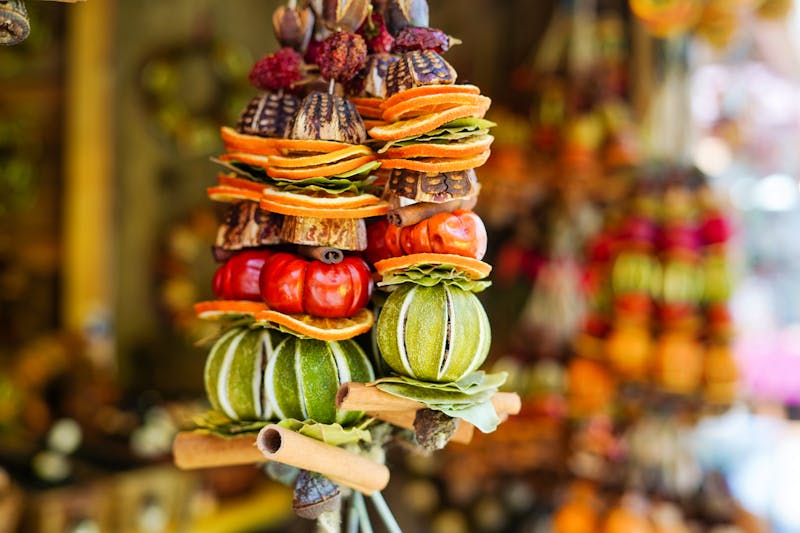 Devaraja-Markt in Mysuru (Mysore) - Dekoration aus getrocknetem Gemüse und Gewürzen - ©Nastya - stock.adobe.com