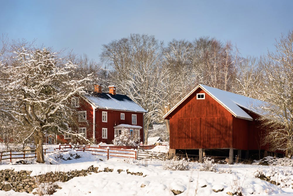 Småland - historische schwedische Farmhäuser im Wunter &ndash; &copy; Almgren - stock.adobe.com