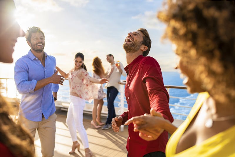 Costa - Freunde/Gruppe an Bord beim Tanzen - ©felixreed.com