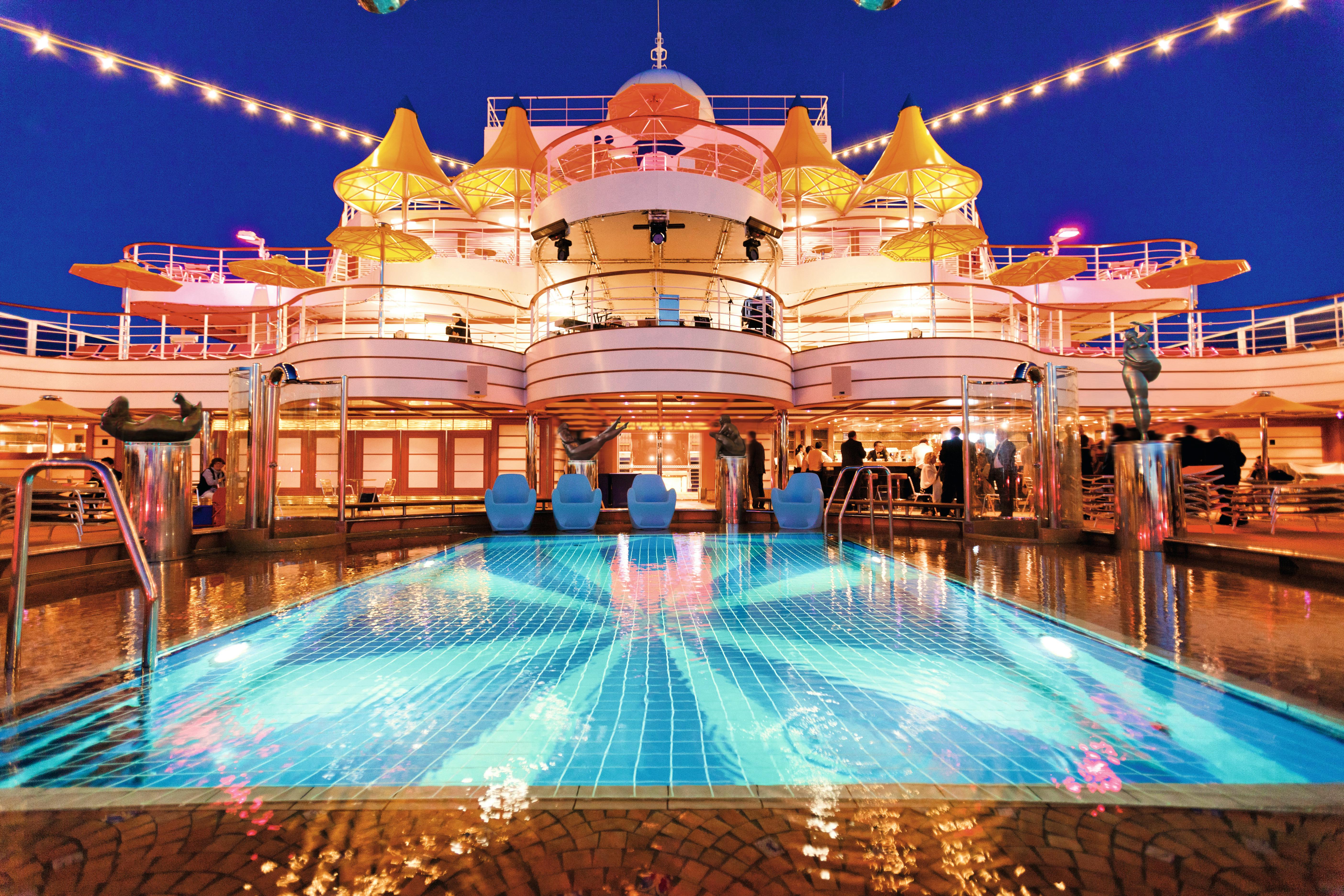 Costa Fascinosa - Pooldeck am Abend&nbsp;&ndash;&nbsp;&copy;&nbsp;Costa Crociere / Davide Scappini