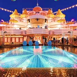 Costa Fascinosa - Pooldeck am Abend – © Costa Crociere / Davide Scappini