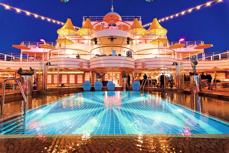 Costa Fascinosa - Pooldeck am Abend - ©Costa Crociere / Davide Scappini