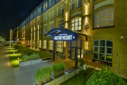Hotel Factory Resort in Kolberg - Eingangsbereich bei Nacht &ndash; &copy; Hotel Factory Resort 