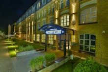 Hotel Factory Resort in Kolberg - Eingangsbereich bei Nacht – © Hotel Factory Resort 