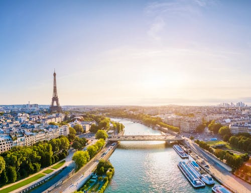 Paris mit Seine und Eiffelturm - Frankreich – © NicoElNino - stock.adobe.com