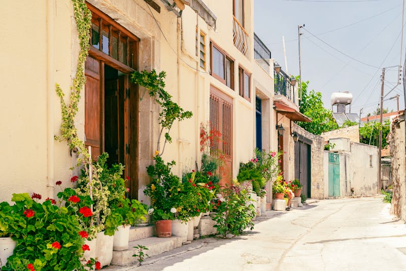 Kleine typische Gasse in Omodos - Zypern - ©garrykillian - stock.adobe.com