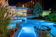 Ensana Thermal Aqua Health Spa Hotel in Heviz - Außenpool bei Nacht – © Ensana