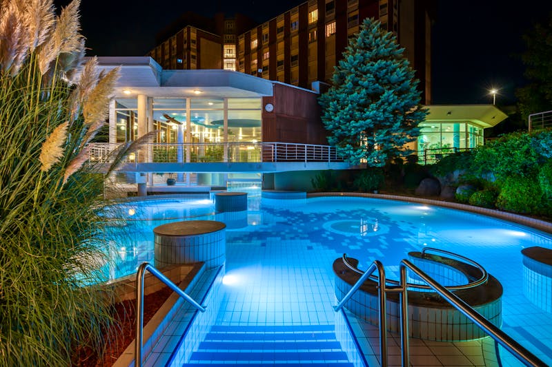 Ensana Thermal Aqua Health Spa Hotel in Heviz - Außenpool bei Nacht – ©Ensana