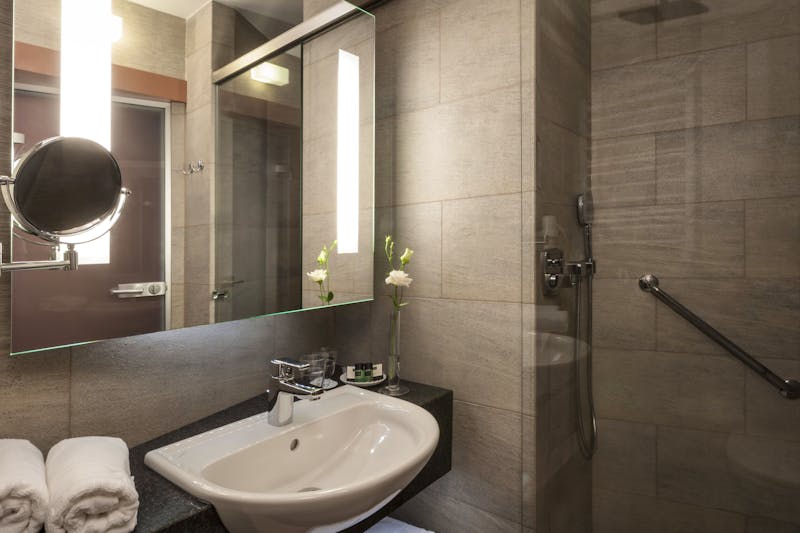 Ensana Thermal Aqua Health Spa Hotel in Heviz - Superior Badezimmer – ©Ensana