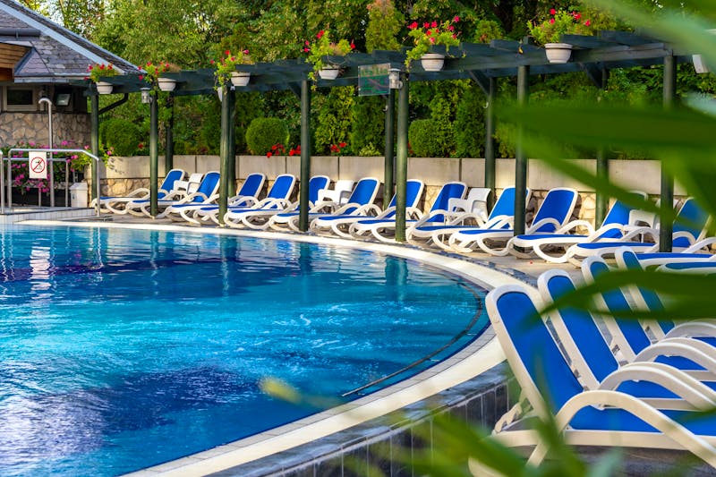 Ensana Thermal Heviz Health Spa Hotel in Heviz - Liegebereich am Außenpool – ©Ensana