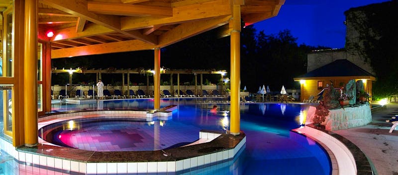 Ensana Thermal Heviz Health Spa Hotel in Heviz - Außenpool bei Nacht – ©Ensana