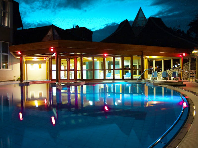 Ensana Thermal Heviz Health Spa Hotel in Heviz - Außenpool bei Nacht – ©Ensana