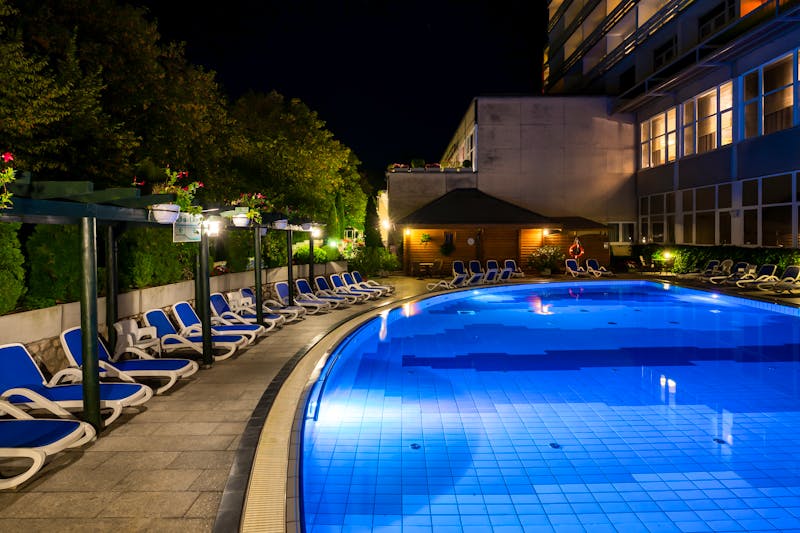 Ensana Thermal Heviz Health Spa Hotel in Heviz - Außenpool bei Nacht – ©Ensana